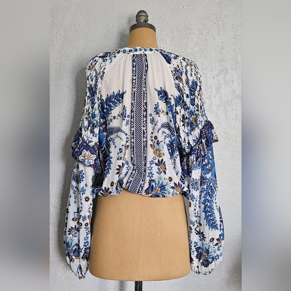 FARM Rio Blue and White Floral Womens Ana Tapestry Ruffle Blouse Size L - Picture 4 of 16